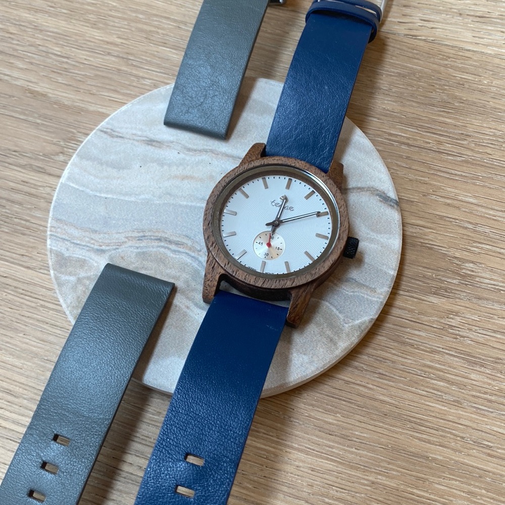 Wooden watch with genuine leather straps
